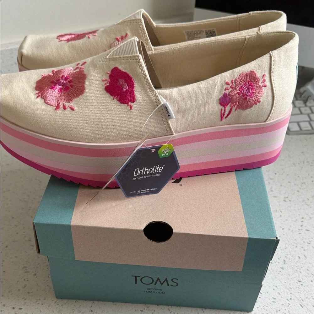 New TOMS Women's Beige Slip-On Shoes with Pink Floral Embroidery - Picture 6 of 9
